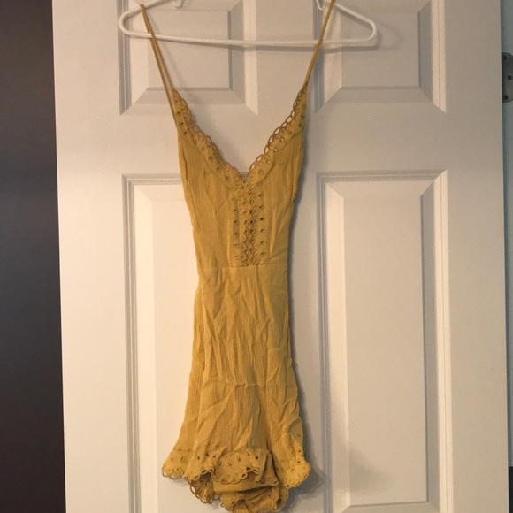 Lulu’s sunbeam yellow embroidered romper - Picture 3 of 9